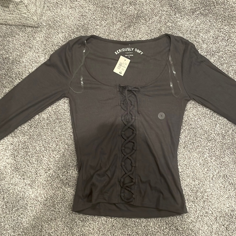 Grey long sleeve rubbed shirt.